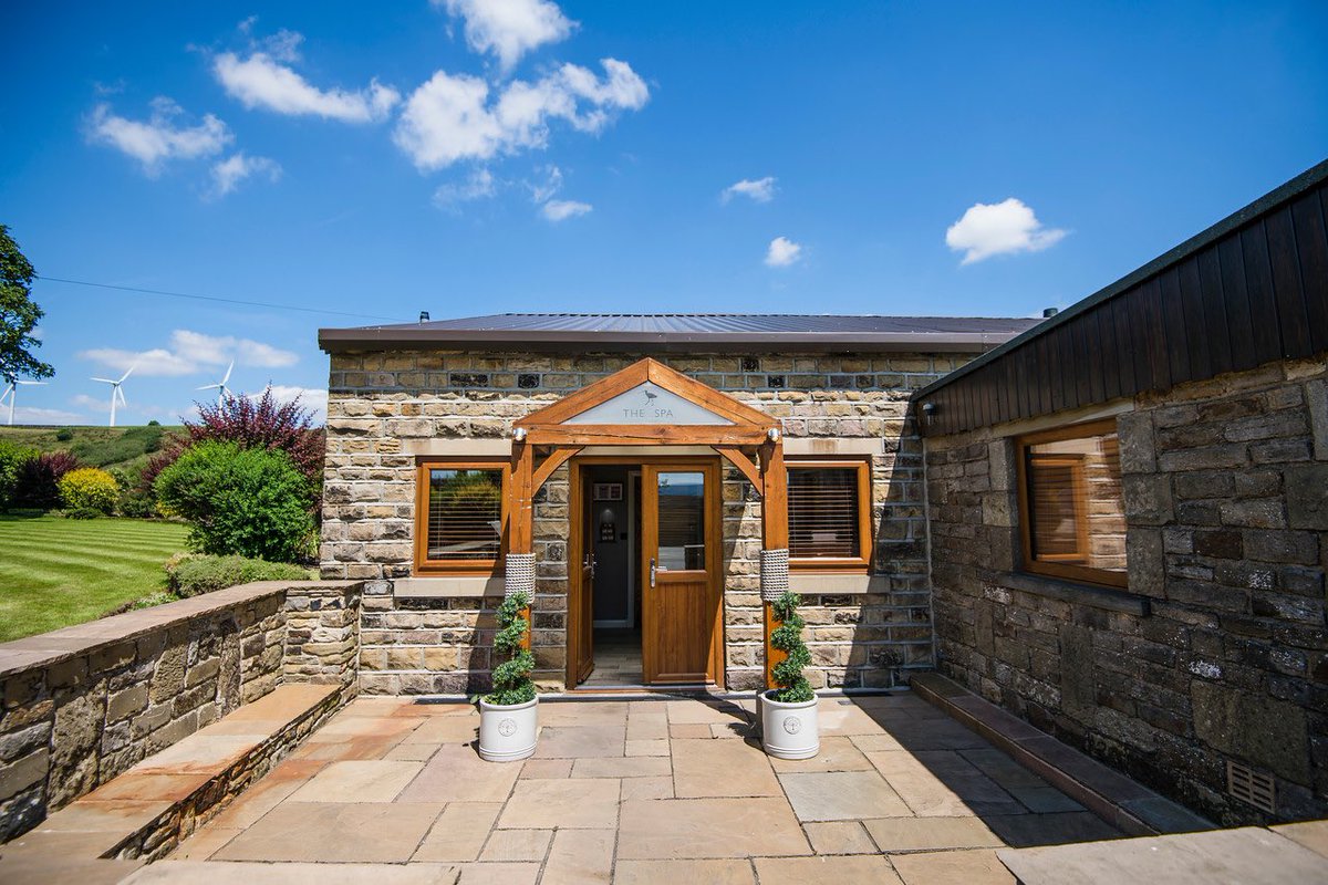 SCottagesSpa's tweet image. We are hiring! We are looking for a senior spa therapist to be part of a lovely team in our day spa located between Holmfirth and Penistone.  Email us for details info@smallshaw.com #JobOpportunity #dayspa #spatherapist