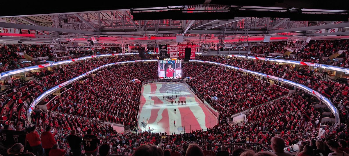 MattAsuma's tweet photo. #NHL Carolina Hurricanes vs San Jose Sharks, two teams that are absolutely lost with their game. Finnish term ”norsukiekko” tells it all. With this kind on effort and tactics #Canes wont be in the Stanley cup finals this season. https://t.co/RRvOSt0xOP