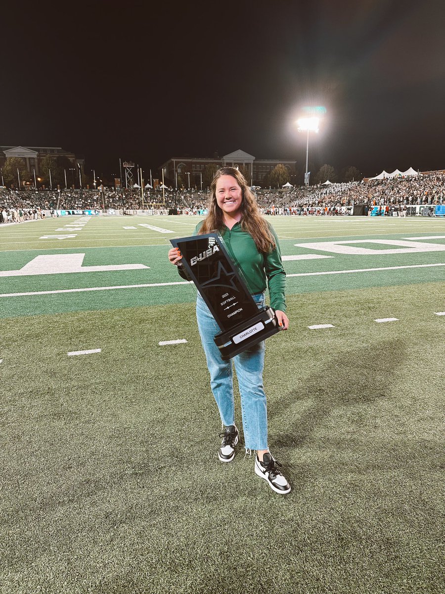 BrittHoover2's tweet photo. @CharlotteSB 2023 team got recognized at the FB game tonight 💚💍 #ringzsn https://t.co/EwLyyNNmyE