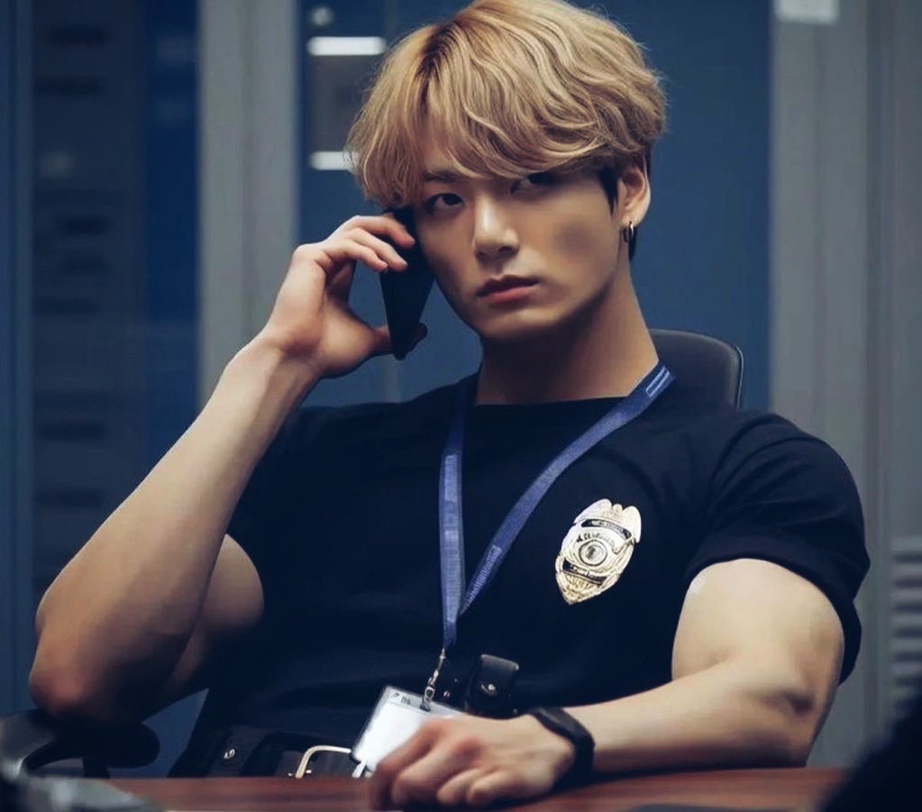 PSYCHOEM0's tweet photo. #jikookau onde Jungkook, um policial cético, não acredita em almas gêmeas, nem que seu destino depende de outra pessoa.

E Jimin, sendo um bruxo famoso, cansado de esperar sua alma gêmea aparecer, decide fazer um feitiço de localização. https://t.co/tmyP0vD2Lv