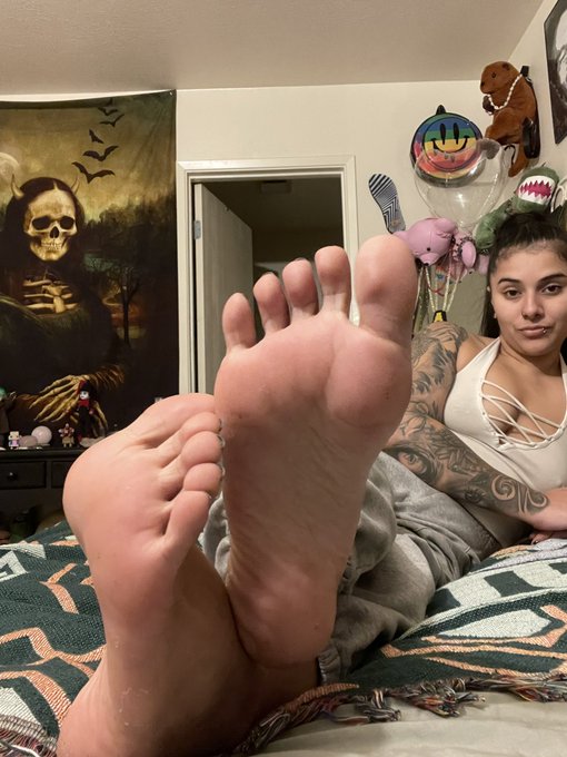 Looking for the best foot boys 🥵🦶🏼 https://t.co/0kECwRO5GL