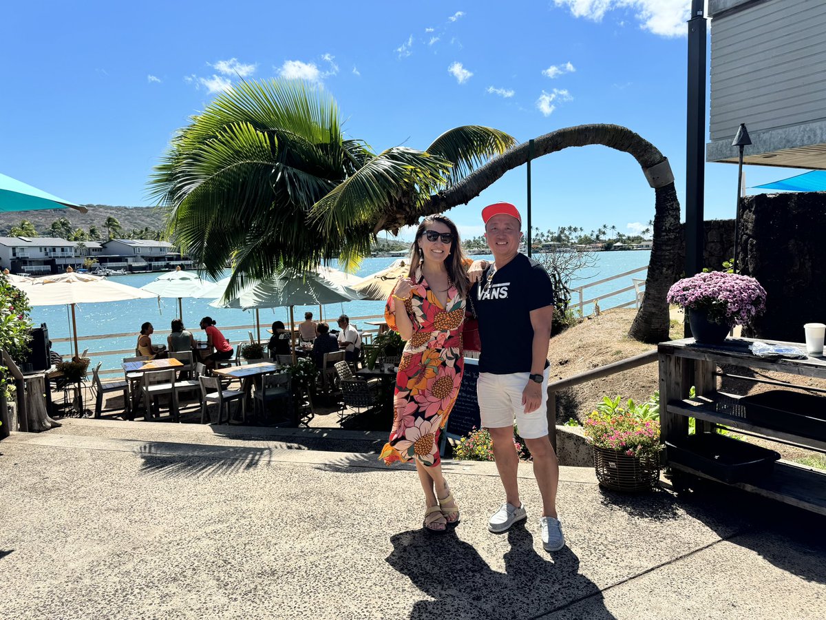 iamlorettachen's tweet image. Finding one Singaporean 🇸🇬 in Hawaii is impossible enough , finding two in a day is  JACKPOT 🎰 🚀 🇸🇬🇺🇸🥂#living808