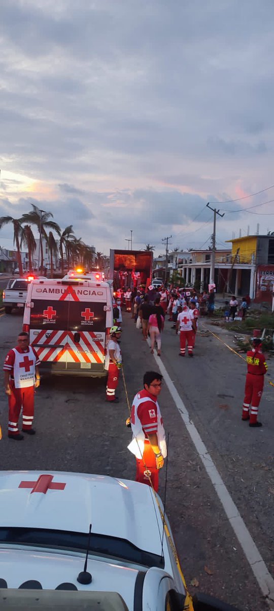 CruzRoja_MX's tweet photo. ¡Guerrero estamos contigo! 🫶

Nos encontramos en la zona diamante, en #Acapulco para entregar ayuda humanitaria a las personas que lo necesitan. 

#TuAyudaDaEsperanza https://t.co/w6L3eOMLzY