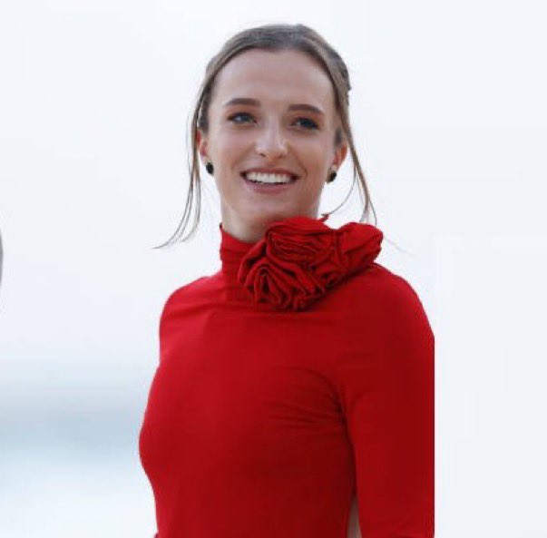 Malena08910991's tweet photo. Lady in red…❤️
#1Giga
#tennis
#WTAFinals
#Iga https://t.co/zHzTJre2X4