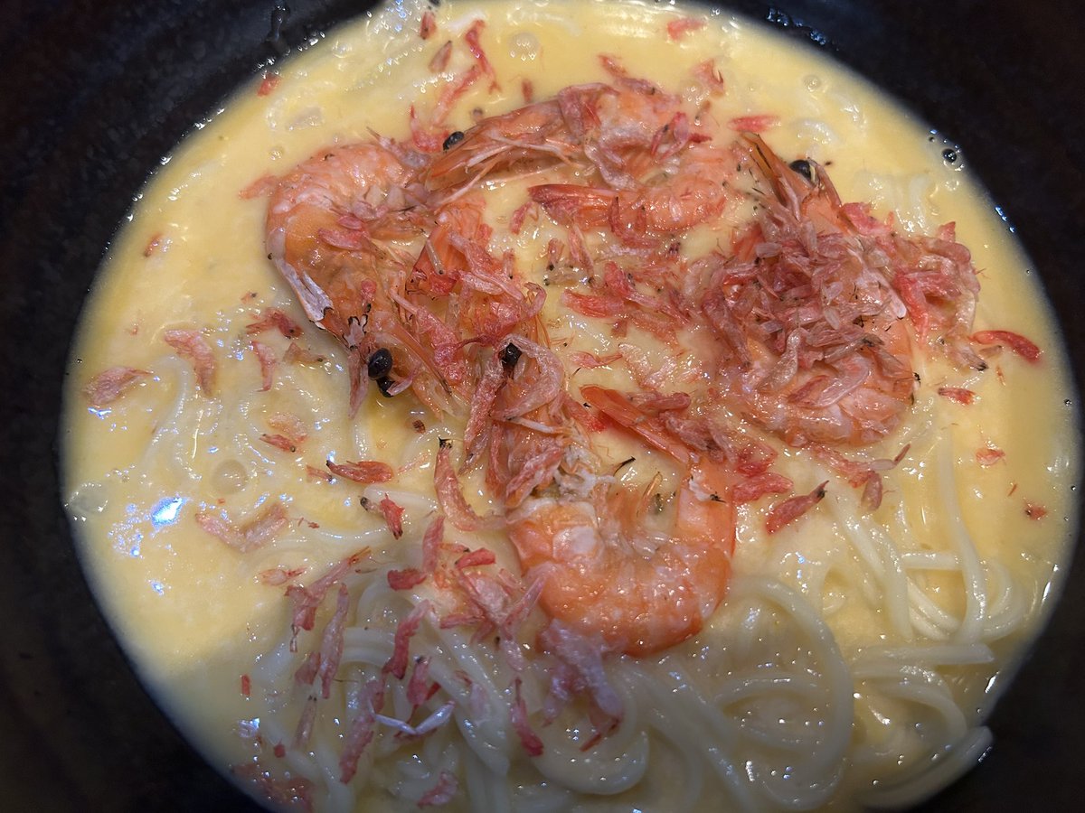 「今日のお昼は香港汁なし海老チーズ麺! もうほぼカルボナーラでは?(美味しい)」|タツのイラスト