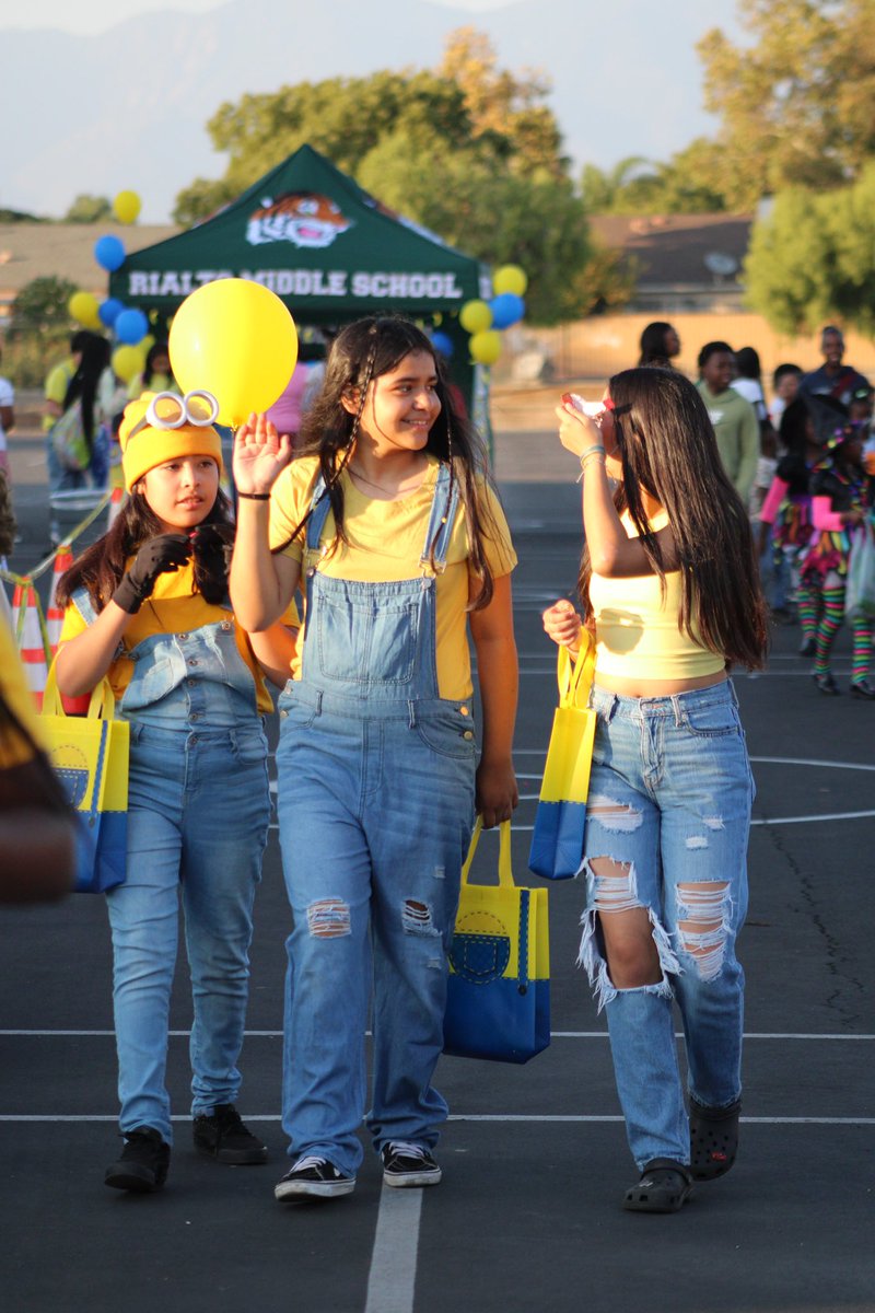 rms_tigers's tweet photo. Thank you to our community for supporting Werner Elementary and RMS in our 2nd annual trunk or treat. Our staff, our parents, and of course, our students had fun. THANK YOU FAMILIES!!!! @wernerstars #rialtocommunity https://t.co/OxwysIwC7V