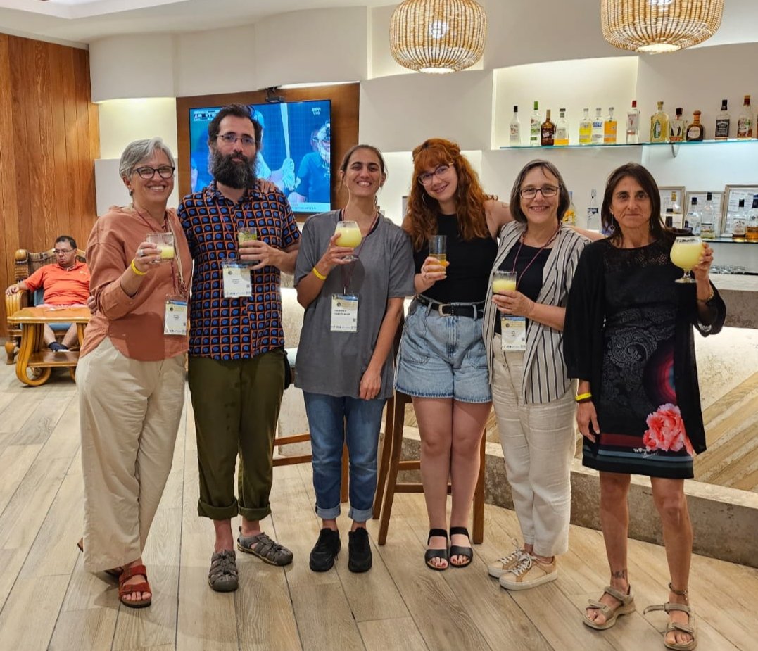 CronobiologiaU's tweet image. Se termina el Simposio Latinoamericano de Cronobiologia #LASC2023 en México y acá estamos celebrando las presentaciones! 

@mar_marchesano @BTassino @AALaurent2 @AnaSilv38535817 Nati Coirolo y Nacho Estevan