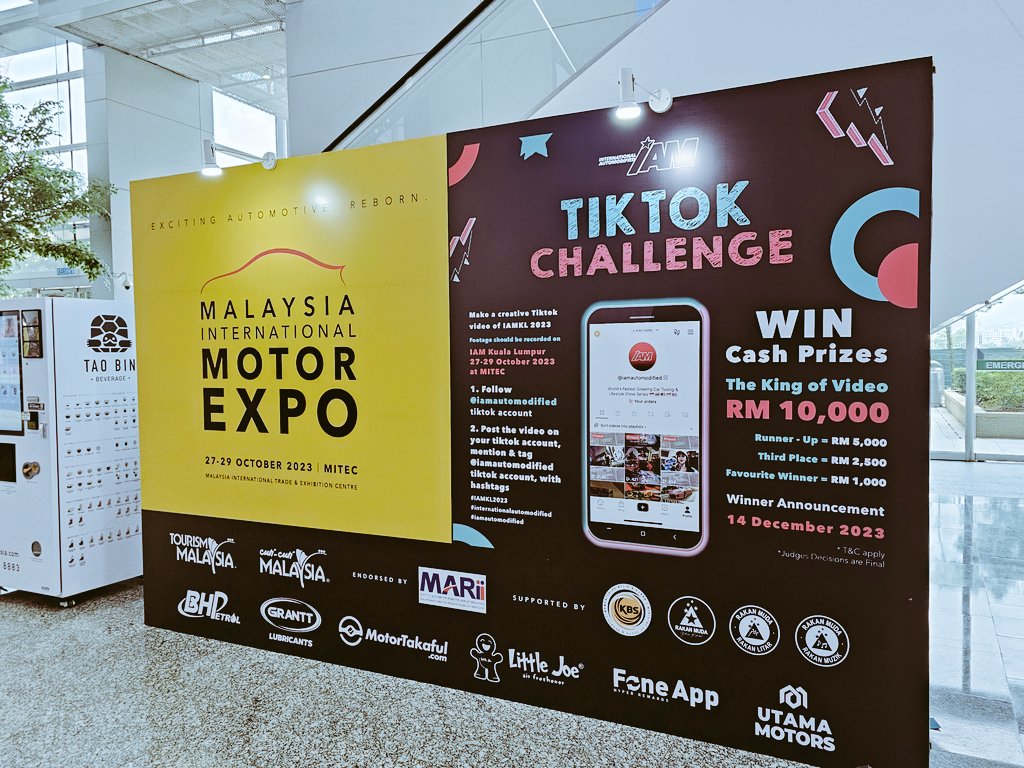 haffismusthafa's tweet image. Happy weekend 😸✌️#MITEC