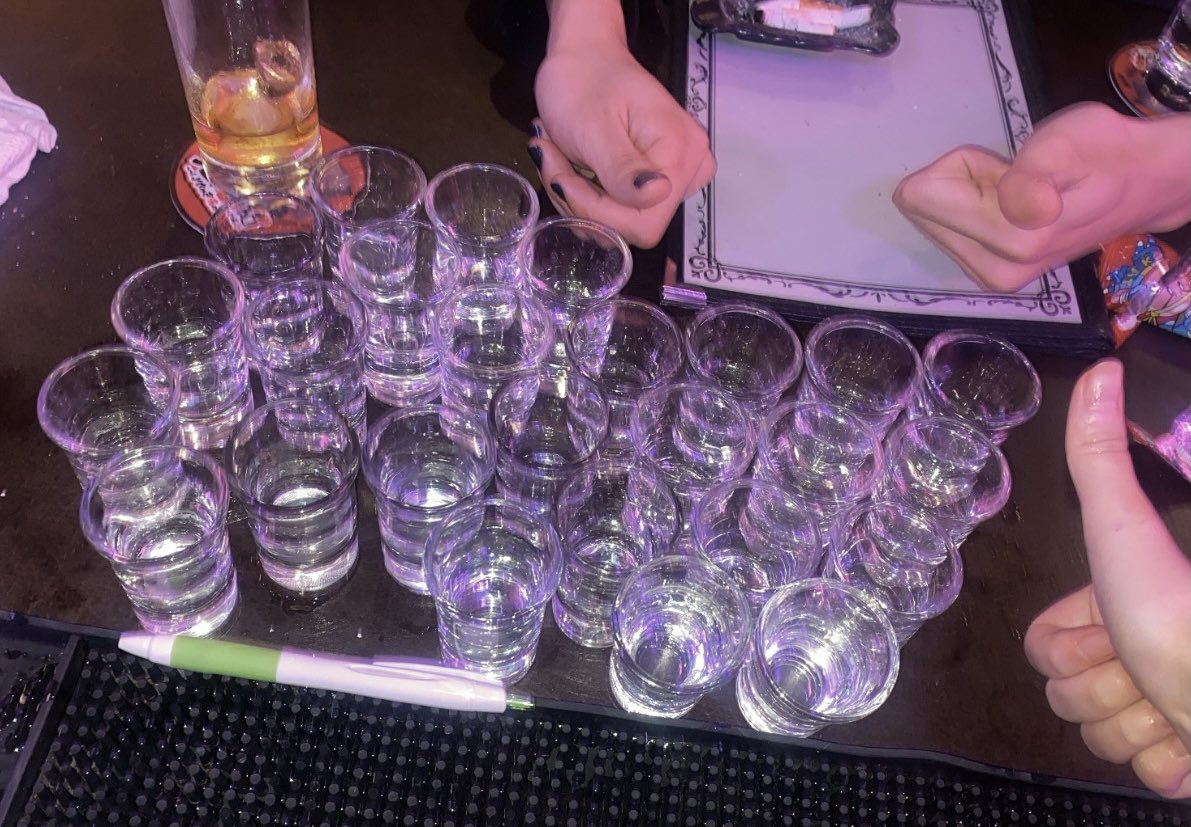 おきゅおわですᶻᶻᶻ
⠀
お酒飲み~って何回も飲ませてくれたおかげでウーｷﾓﾁｨになった幸せ。。一緒に歌歌ったり、初チェキ撮ったり、ピンチェキ欲しいって言ってくれたり、クラス一緒の子とたくさんお話して幸せな時間いっぱい！！皆ありがとうです•﹃ •

ショット90杯新記録❕沢山ありがとう