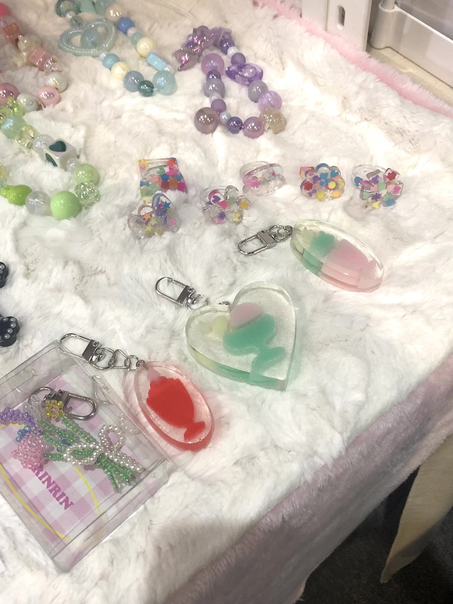 lirinrin_a's tweet photo. มาแล้ววววววว เกิดความผิดพลาดย้ายบูธมาอยู่บูธ 43 นะคะ  แวะมาชมได้คับ #YOLOartmarket2023 https://t.co/gHS4cgf0KI
