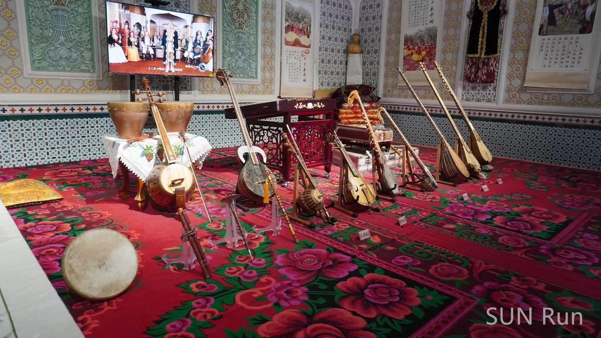 SUNRun_Zheng's tweet photo. #Travel to Xinjiang Uyghur Autonomous Region, China! 
-Armanisa Royal Memorial Mausoleum. Armanisa (A.D.1526-1560) is the master of "Uyghur #Muqam of Xinjiang, China". (UNESCO Intangible Cultural Heritage)
-Eidgah #Mosque. 
#Xinjiang #China #CityWalk #travel #MusicalIstrument https://t.co/Gh8u2ZrSfN