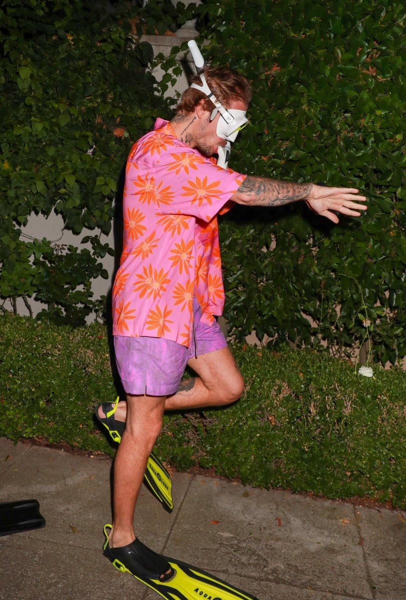 offmybieber's tweet photo. is he pretending he’s swimming 😭😭 https://t.co/1g5LZBGWXE
