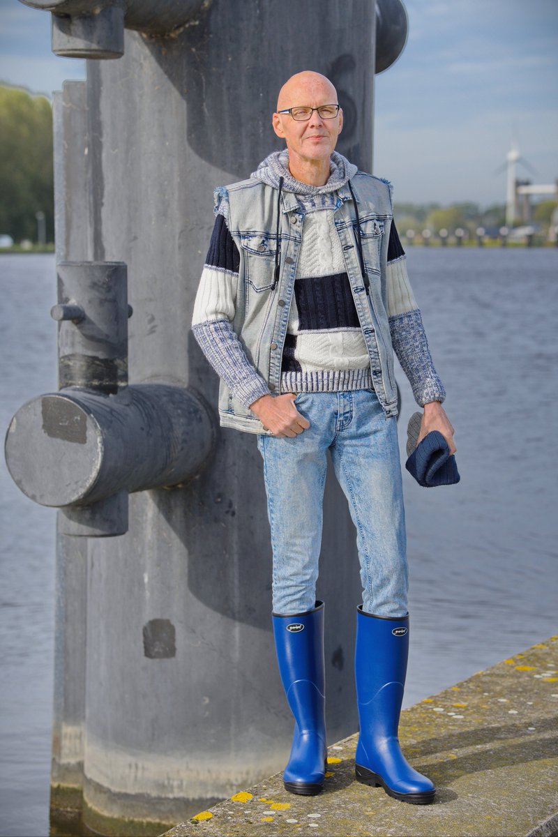 Welliesare4men2's tweet photo. Good morning my dear Twitter friends. It's weekend! And it's going to be a wet and windy one. So be sure to put on your wellies and rain coat if you go outdoors. 🌧️

#Gumleaf #Norse #Wellies #Boots #Rubber #Tall #Blue #Navy #Awesome #Stunning #BeSeen #Standout #DareToBeDifferent https://t.co/fXScPku9yU