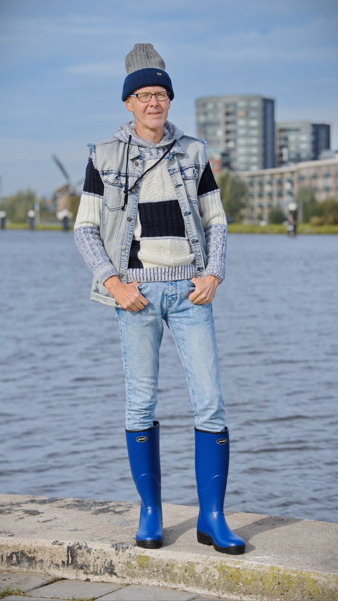 Welliesare4men2's tweet photo. Good morning my dear Twitter friends. It's weekend! And it's going to be a wet and windy one. So be sure to put on your wellies and rain coat if you go outdoors. 🌧️

#Gumleaf #Norse #Wellies #Boots #Rubber #Tall #Blue #Navy #Awesome #Stunning #BeSeen #Standout #DareToBeDifferent https://t.co/fXScPku9yU