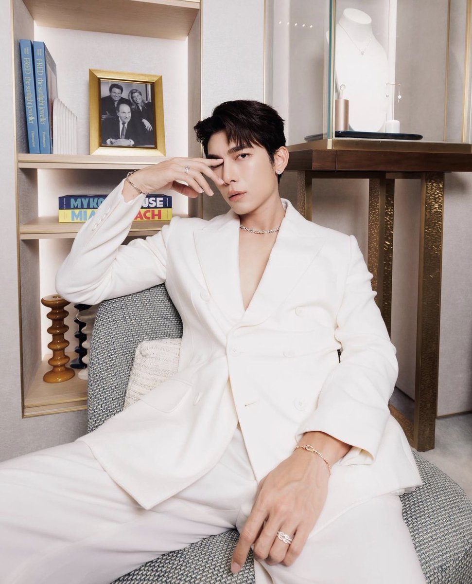 MewsuppasitTH's tweet photo. 📸IG: Mew Suppasit Update

หล่อออร่ามาก 🤍

MEW FRED BOUTIQUE OPENING 

#FREDxMew 
#FREDjewelry
#MewSuppasit 
@MSuppasit https://t.co/aEZtntn5fS