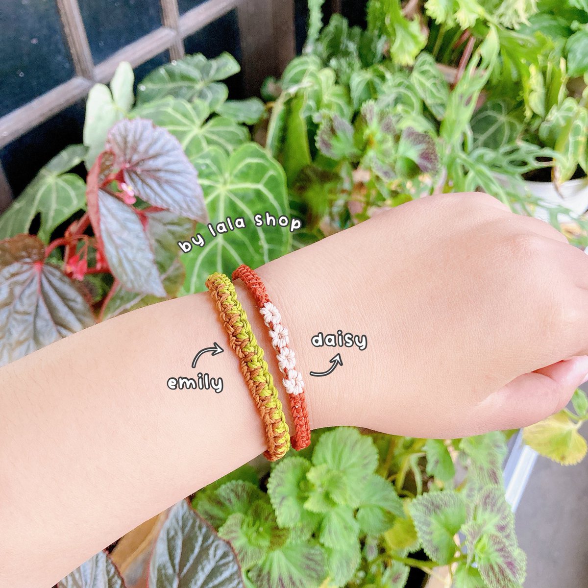 Gelang Rajut Handmade (Friendship Bracelet) 

bahan gelang : benang polyester

model &amp; price : 
📌 Daisy : 21.500 
📌 Emily : 19.500
 
yuu tanya tanya di whatsapp wa.me/6282155670217

#zonauang #zonajajan