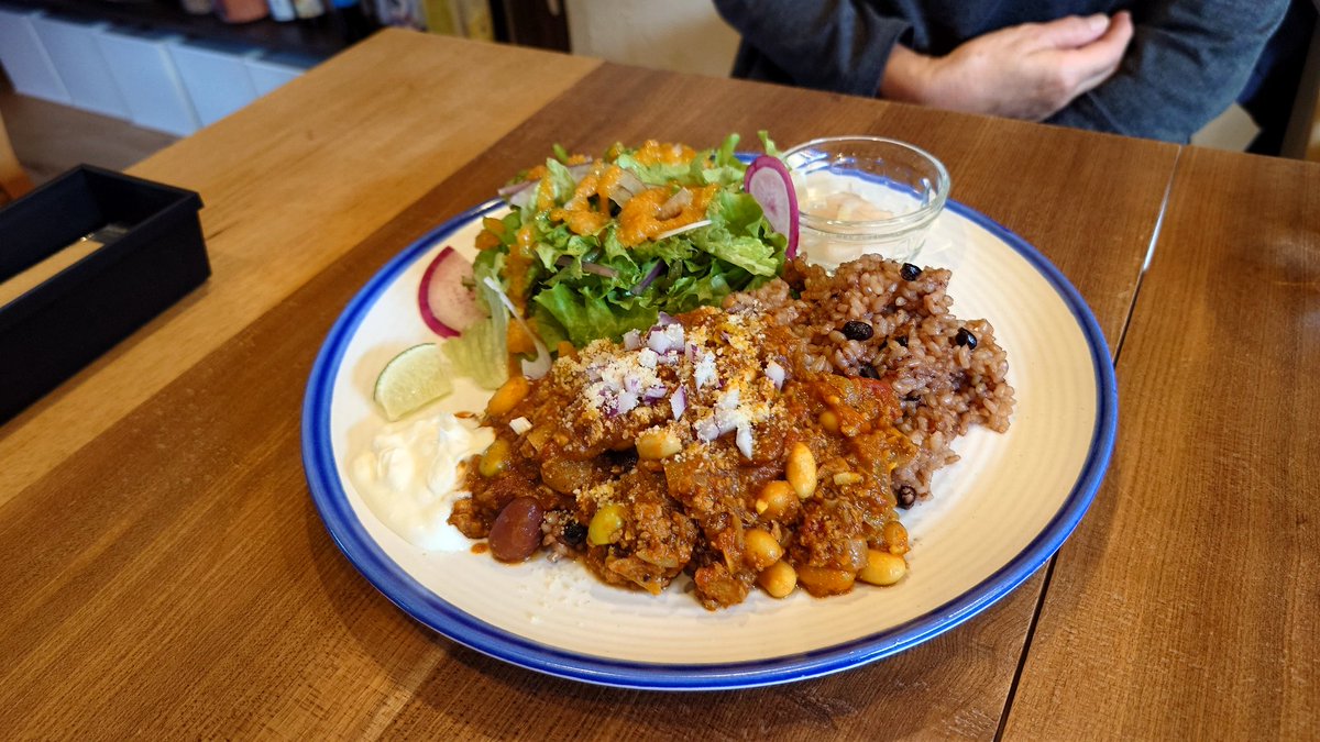 TYOVLXJQB35KhJ2's tweet photo. 今日は、CalmissCafe(カーミスカフェ)で妻とランチ。
私は大根ココナッツカレー、妻はチリコンカン。
とてもおいしかったです。
#比布町 #ぴっぷ町 #CalmissCafe https://t.co/83jypu5Mgq
