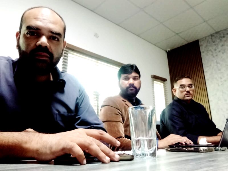 ReMaxPakistan's tweet photo. RE/MAX University - Training Episodes

RE/MAX Pakistan HQ Team visited our Flagship Franchise office in Rahwali Cantt Gujranwala for "AGENT 101" training session.

Web: https://t.co/IsLCRV4eWc
UAN: (042) 111 736 736
Whatsapp: +92 (326) 8065555

#remax  #clientcare #gujranwala https://t.co/n86lvt7vio