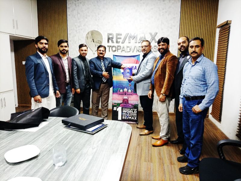 ReMaxPakistan's tweet photo. RE/MAX University - Training Episodes

RE/MAX Pakistan HQ Team visited our Flagship Franchise office in Rahwali Cantt Gujranwala for "AGENT 101" training session.

Web: https://t.co/IsLCRV4eWc
UAN: (042) 111 736 736
Whatsapp: +92 (326) 8065555

#remax  #clientcare #gujranwala https://t.co/n86lvt7vio