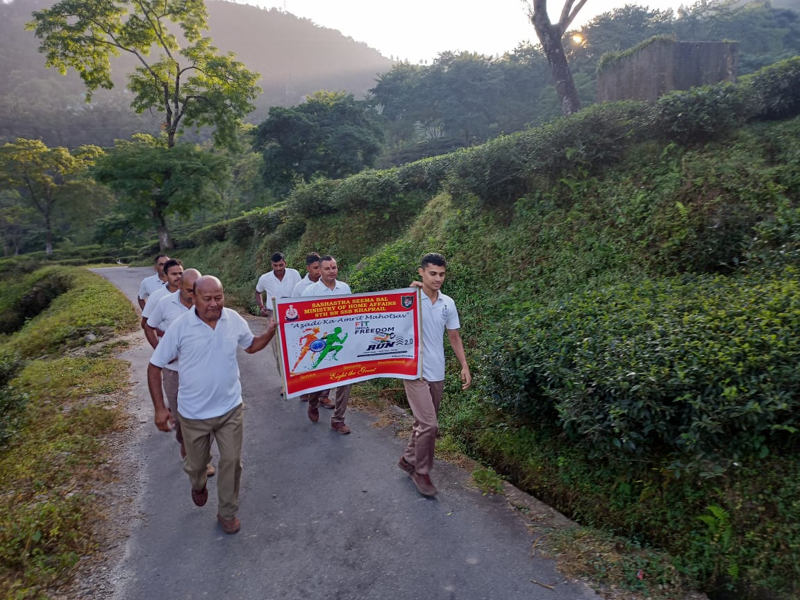 08_ssb's tweet photo. 8वीं वाहिनी सशस्त्र सीमा बल खपरैल द्वारा "फिट इंडिया मूवमेंट"freedom Run- 4.0 के अंतर्गत समवायों द्वारा 1km दौड़ ka आयोजन किया गया | #FitIndiaMovement #SwasthaBharat #PMOIndia #HMOIndia #SSB @SSB_INDIA #HumFitToIndiaFit @SSBFTRSILIGURI @DARPG_GoI @ssbshqranidanga https://t.co/0zXhIuLUZw