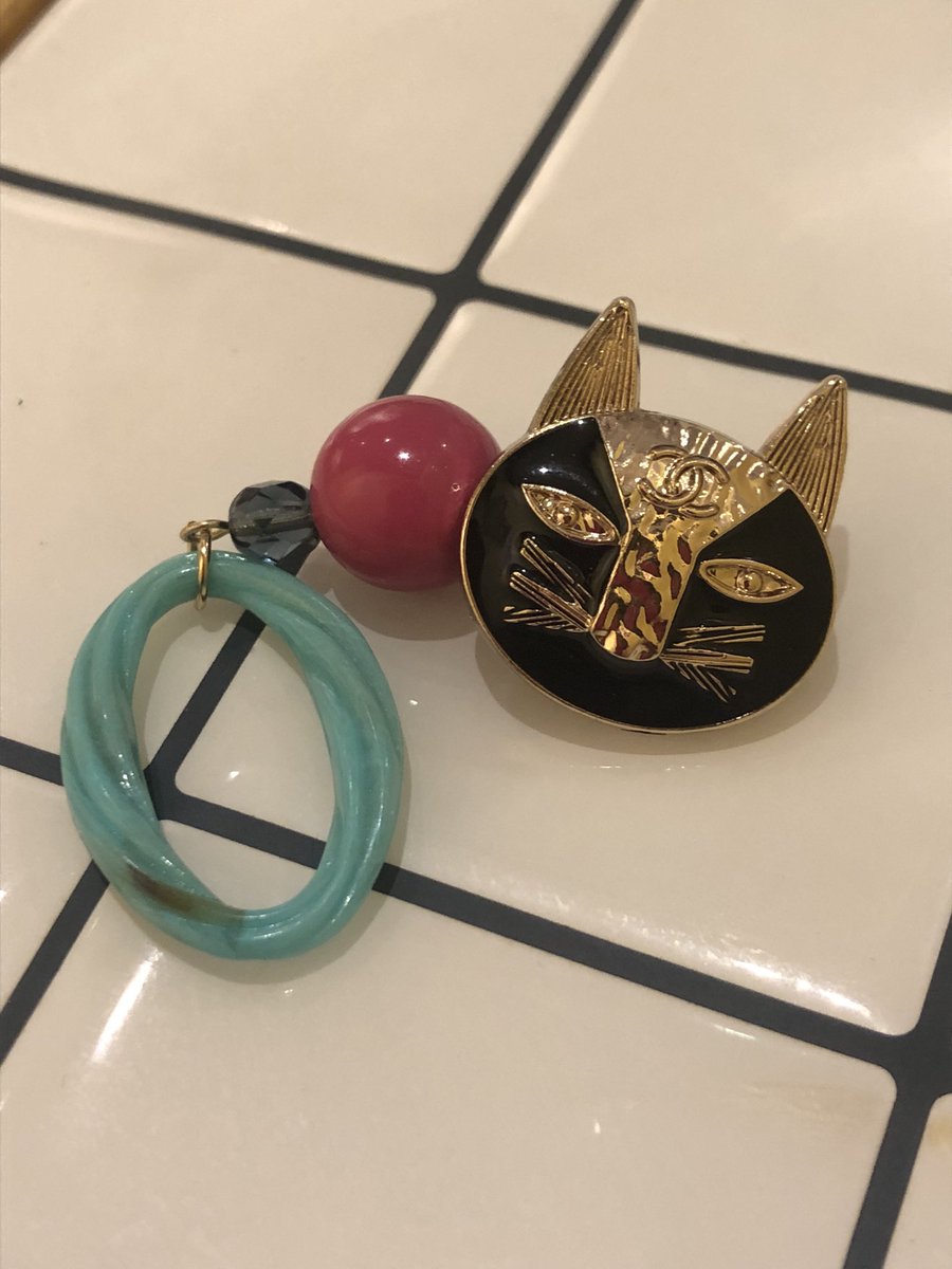 M9GYeoBRoE3wKAs's tweet image. 青空個展手作り市で買ったものを自慢したい　
黒猫ピアス　#CatwalkBijoux
高円寺のおすすめ飲食店が読み込めるカセット(保存データ変えられる！)　#竪穴式ショップ