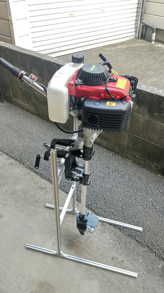 badmojo555's tweet photo. 友人のボート用に買った２馬力４スト２万のやーつ
とりあえずスタンド作って立ててみた
マニュアルが違う機体の入ってたので四苦八苦
試運転は次回
#２馬力　#船外機 https://t.co/bpiQdEVzBN