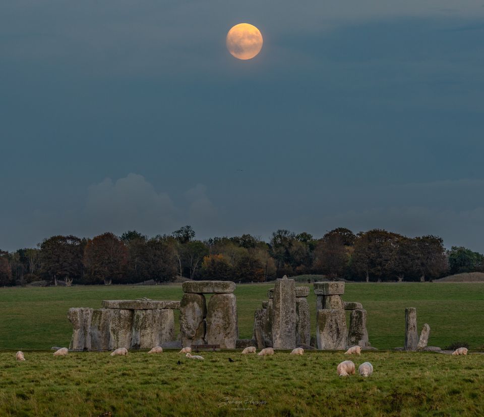 Hunters Moon rising at Stonehenge 🌕🌙🏹 #moon #huntersmoon #stonehenge 
📸credit Stonehenge Dronescapes on FB 👏