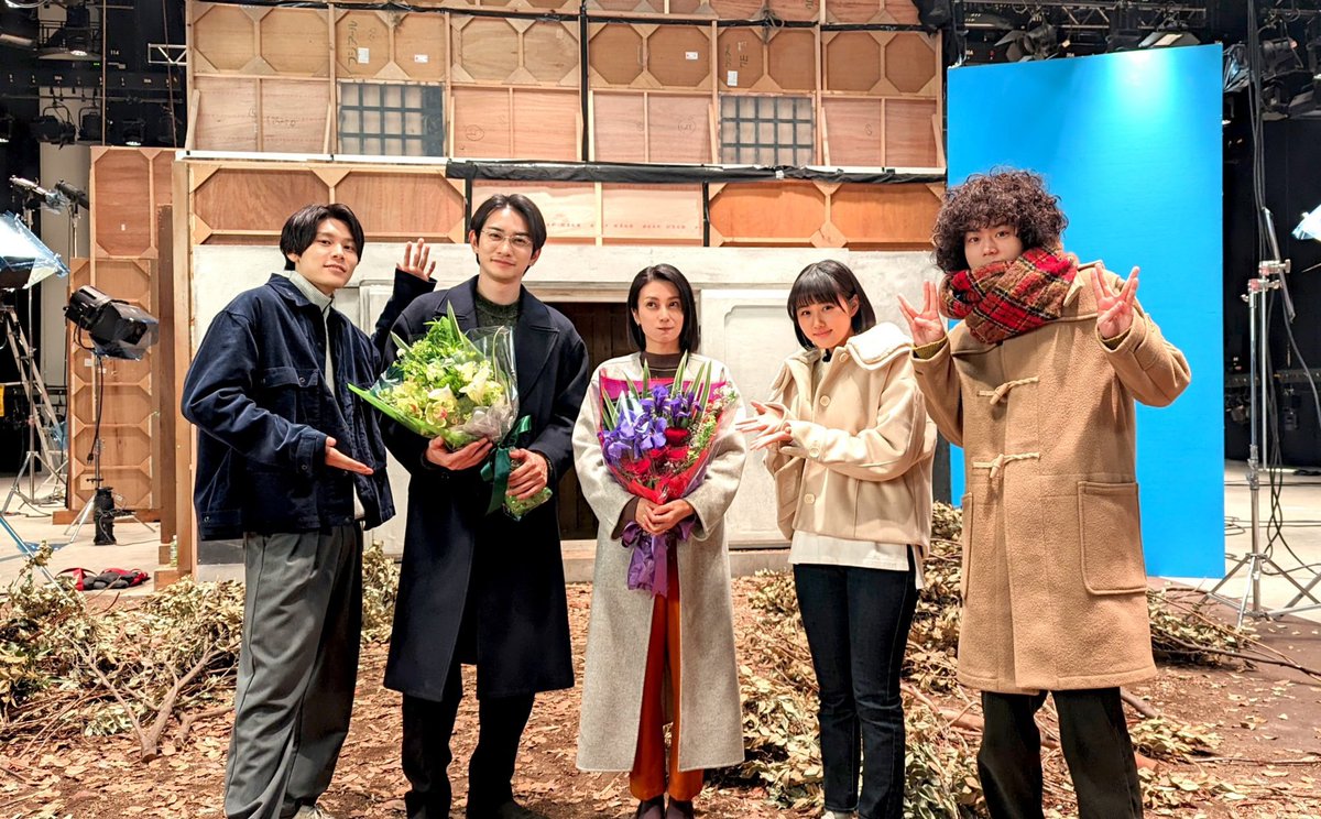 not_mystery_'s tweet photo. /／
#町田啓太 さん&amp; #柴咲コウ さん
クランクアップ🎬
\＼

この日の撮影は夕方開始🎥

町田さんと柴咲さんの
クランクアップは���夜2時🕑

町田さんはこの後、
ヨン様……じゃなくて整くんに
変身して例の写真を撮影して
爽やかに帰っていきました

#ミステリと言う勿れ
#ミステリ映画 https://t.co/XyWYATmMCC