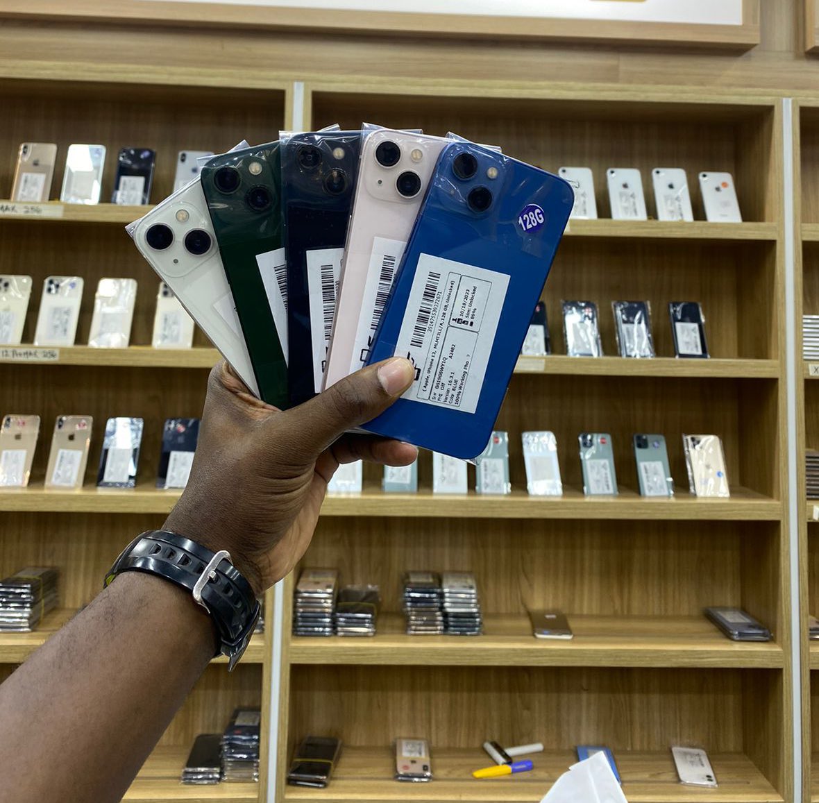 appleboxug's tweet photo. HOT SALES🔥📲
DONT MISS 🎄🎄🎄🎄
CHRISTMAS DISCOUNT SALE AT 
*APPLE BOX*  UGANDA*
IPHONES USED 
Iph6(64)….310.000
Iph6s(128)…..380.000
Iph7(32)…..420.000
Iph7(128)…..480.000
Iph7p(32)……580.000
Iph7p(128)…..630.000
X 64gb.                     760k
 MORE PRICES BELOW ⏬⬇️🔻 https://t.co/eTpeYnUoPT