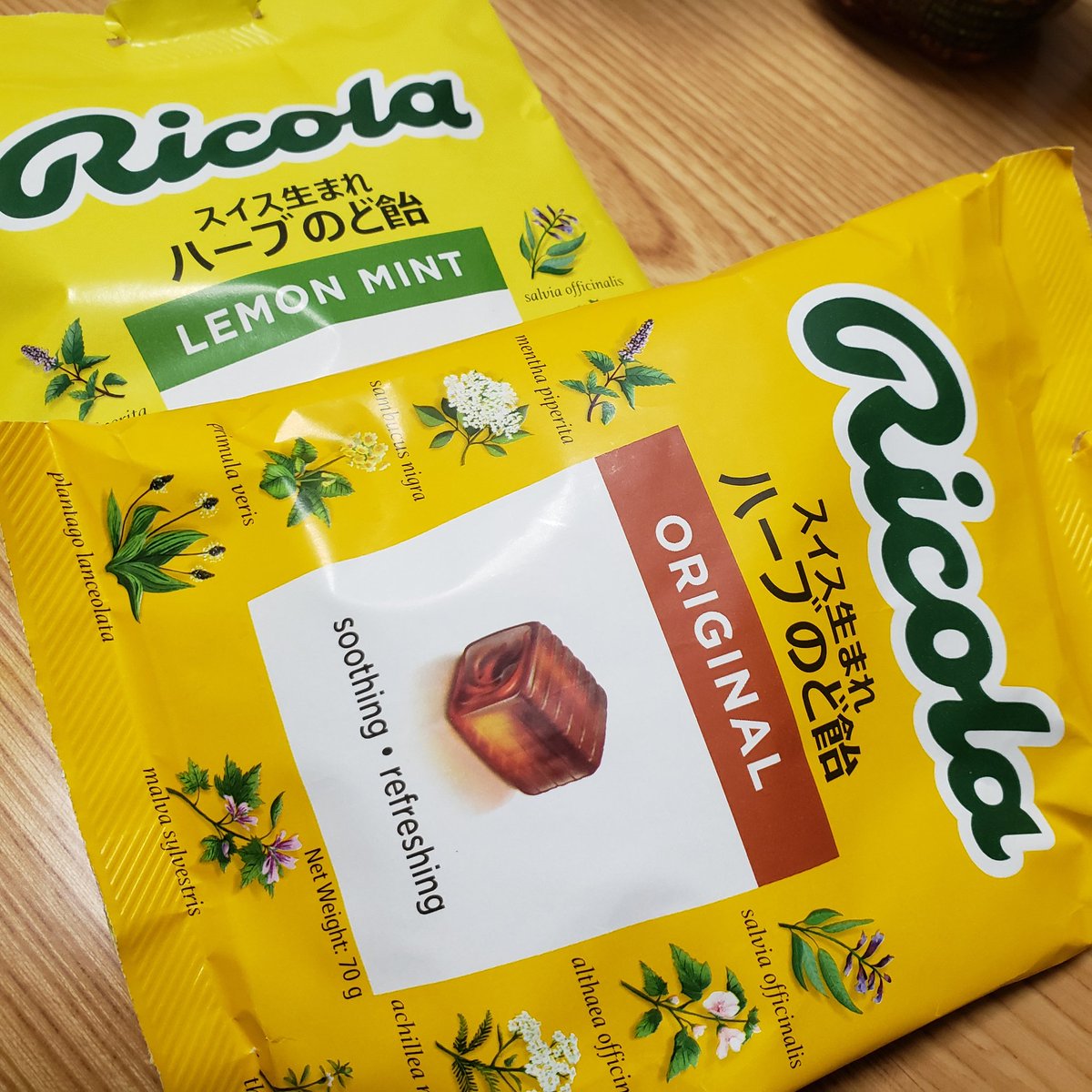 t392's tweet photo. いがらっぽいのでのど飴。どっちが良く効いたやつか忘れたので大人買い。
#Ricola
#のど飴
#ORIGINAL
#LEMONMINT https://t.co/lkBKSQ4LoW