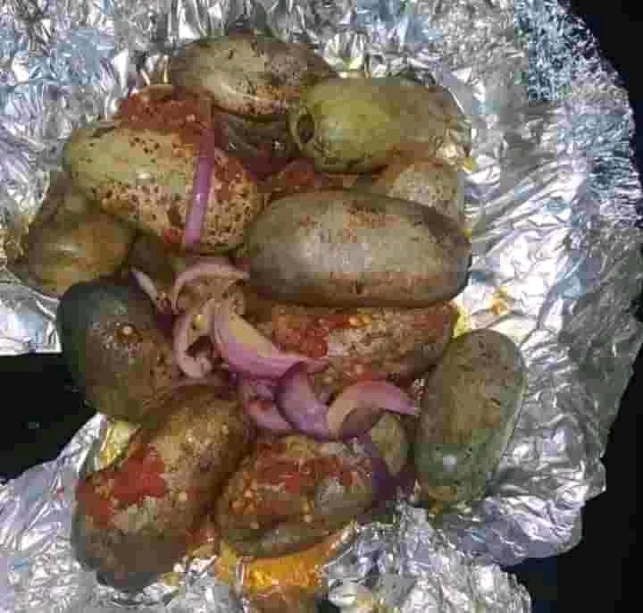 favour23418's tweet photo. Rich man pikin go think say na small chops  🤔 https://t.co/FpmjfbS0Cl