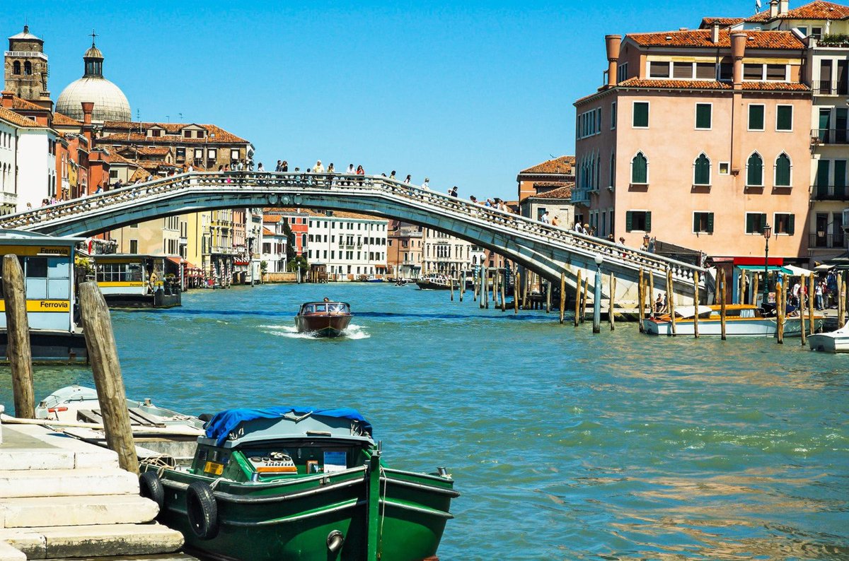SimonVenturini's tweet photo. #VENEZIA • Buon compleanno al Ponte degli #Scalzi!
Ogni giorno viene attraversato da migliaia di persone e dalla sua sommità si può godere di una bella vista sul #CanalGrande.
Il #ponte fu inaugurato il #28ottobre 1934 e sostituì quello in ferro ottocentesco che sorgeva prima https://t.co/PCzbRboliE