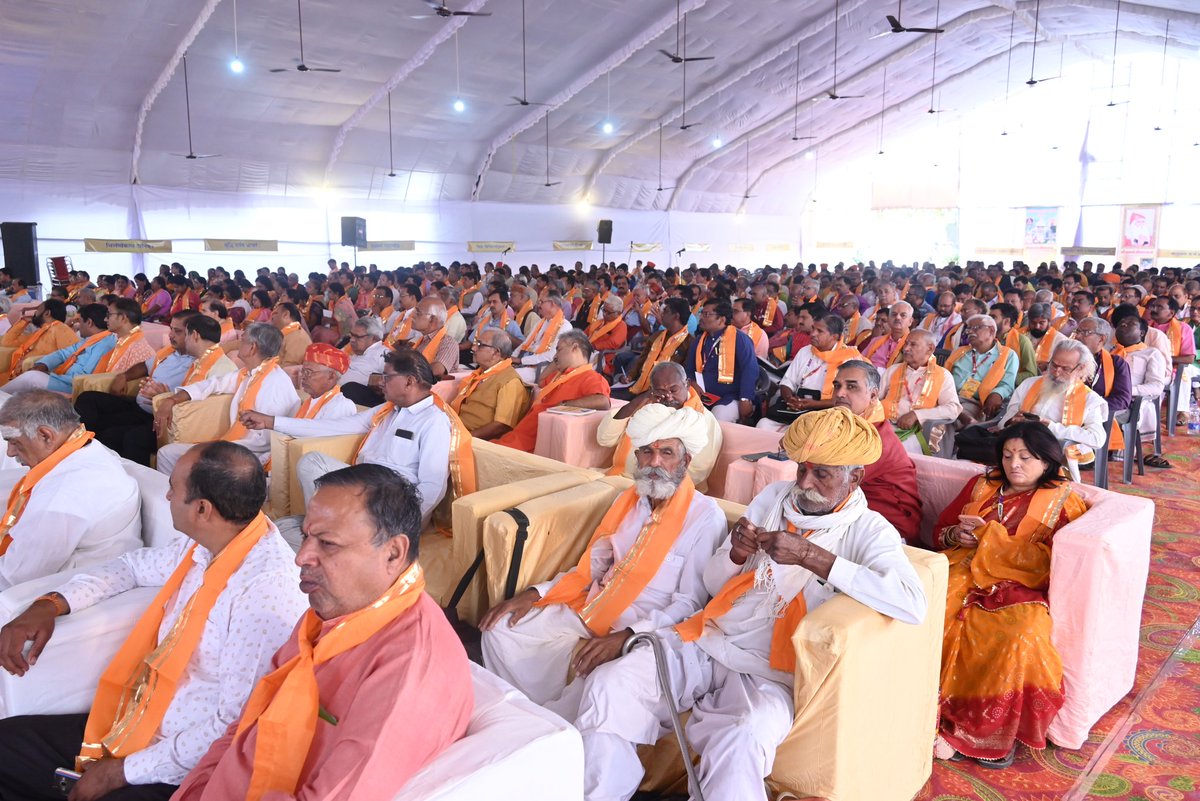 samskritbharati's tweet photo. अ.भा.महामन्त्री श्री.सत्यनारायणभट्टः तथा च जोधपुरप्रान्तस्य अध्यक्षः श्री.तुलसीदासः इत्येवं महाभागाः मञ्चम् अलङ्कृतवन्तः।
अस्मिन् अखिलभारतीयोपवेशने आभारतम् उत्तरदायित्त्ववन्तः पञ्चशताधिकाः कार्यकर्तारः उपस्थिताः।
#samskrit4all #Sanskrit4Youth #Sayyestosanskrit #ValmikiJayanti2023 https://t.co/V7kwJEVCe8