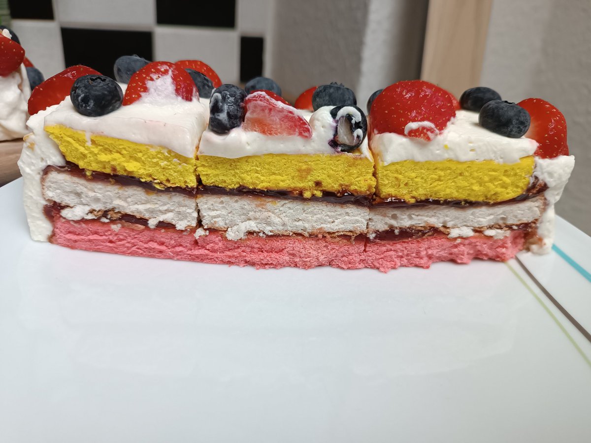 Friggphotograph's tweet photo. Angels Food Cake inside π₯°πͺ½
#goodomens #aziraphale #angelsfoodcake #angelscake #baking #howittaste https://t.co/Qmt3zy704r