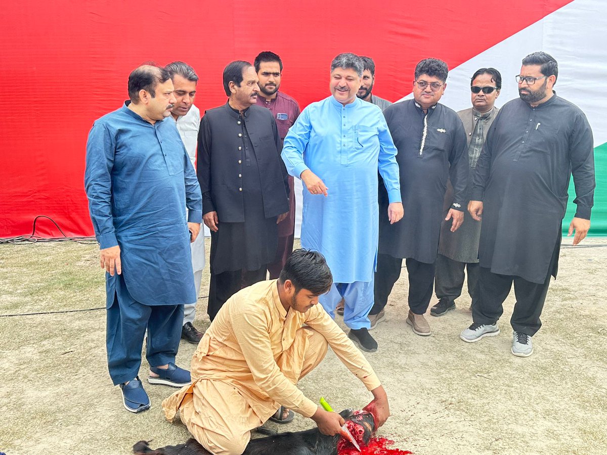 teamaleemkhan's tweet photo. مرکزی رہنما استحکامِ پاکستان پارٹی شعیب صدیقی صاحب نے جہانیاں خانیوال میں جلسہ منعقد ہونے سے پہلے بکروں کا صدقہ دیا۔۔ اس موقع پہ میاں خالد محمود و خانیوال کے مقامی رہنماؤں کی کثیر تعداد موجود تھی۔
#IPPInKhanewal #خانيوال_مانگے_استحکام #IstehkamEPakistanParty https://t.co/LctW9qFAZQ