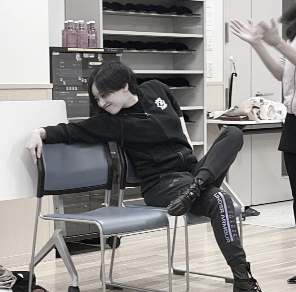 ReON1001's tweet photo. Shuffle! 10
最終稽古が終わり、作品全体を見渡してみると
やはりお客さまを笑顔にすることだけに全振りした舞台だなぁと感じます。
それは一種、魔法のようなもので。

あなたを笑顔にするためだけに、だから心血を注ぎます。

劇場でお待ちしております🪄✨
https://t.co/20UZBVa2eQ https://t.co/WXv5VgL34K