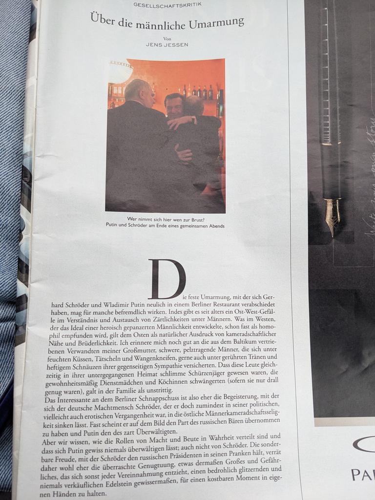 Glückwunsch zum 60. Parteijubiläum lieber Gerd Schröder!
Alte Bärenpranke 😏
[Zeitmagazin Nr. 50 vom 9.12.2010]