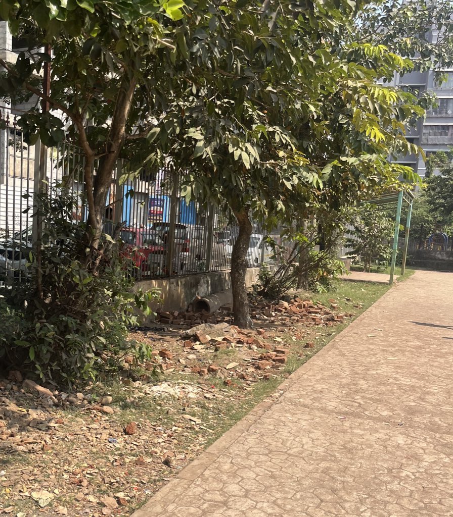 manthankmehta's tweet photo. Construction debris of artificial immersion pond left behind in Chattrapati Shivaji play ground in Kurla East. Poor restoration work of ground. The dust is causing harm to morning and evening walkers @mybmcWardL @mybmc @mpcb_official @AshwiniBhide https://t.co/Qo5GC4YDfE
