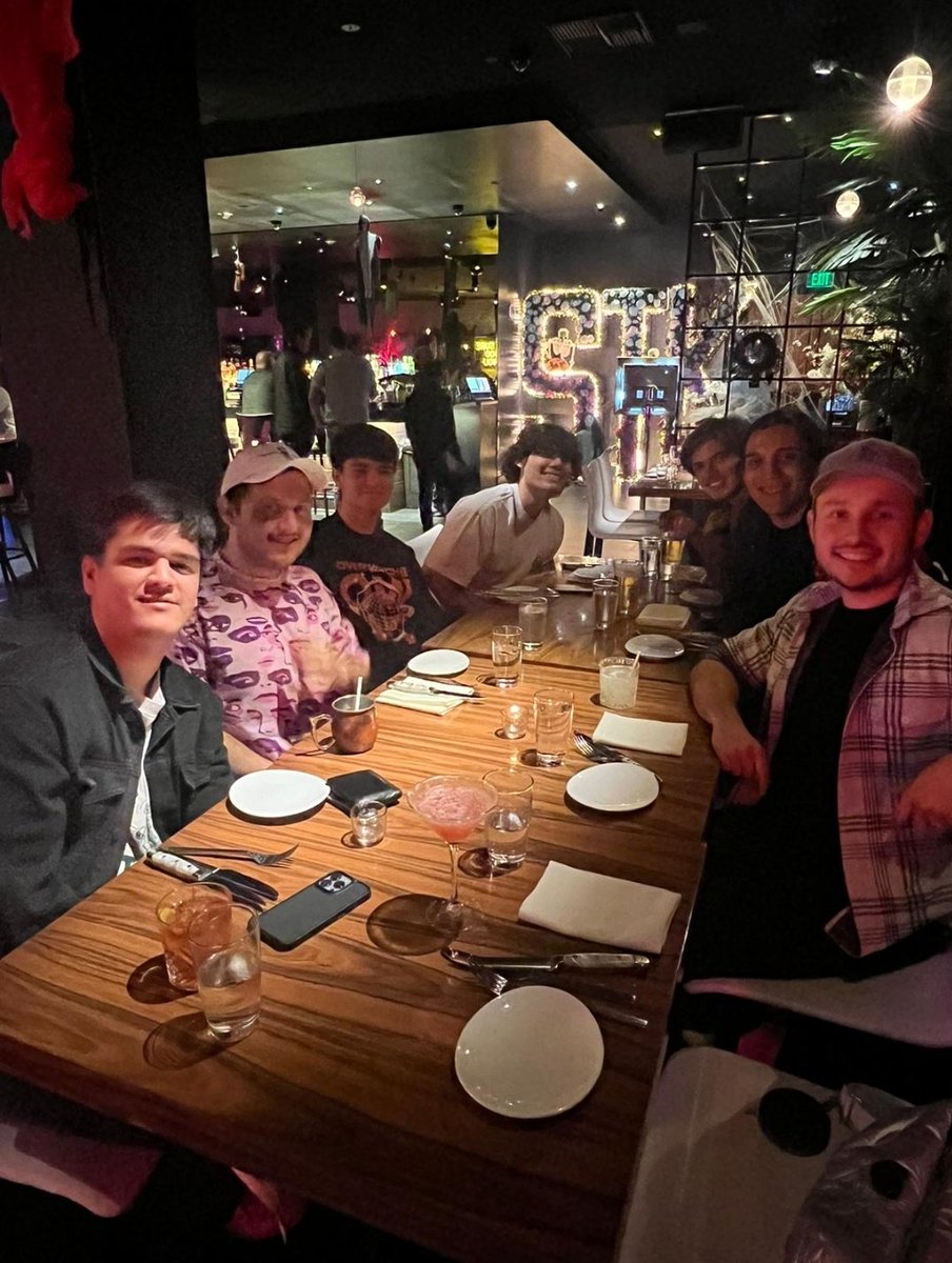 Cenando como equipo 🇨🇴🇨🇴