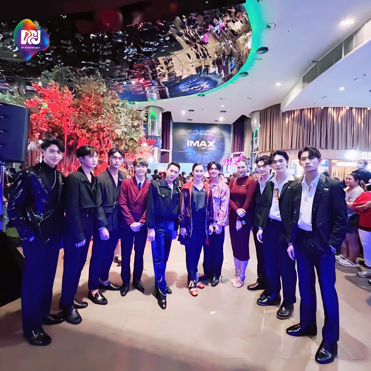doradewmon69's tweet photo. ก็มาสื่อวิญาณกันกลางห้างไปเลยสิครับ #DFJENTERTAINMENT #DORADEWMON https://t.co/HLMmfQwY7m