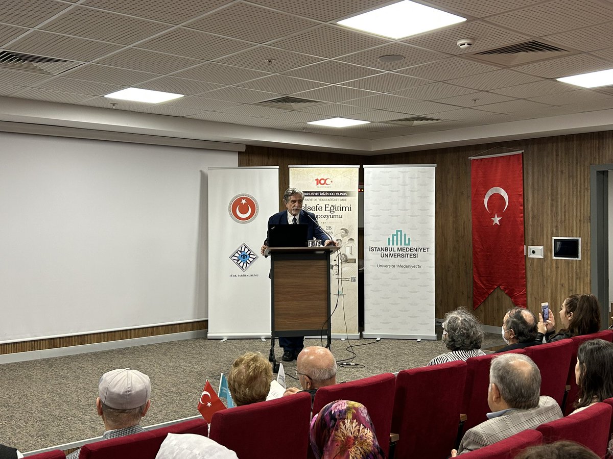 Cumhuriyetimizin 100. Yılında
"Türkiye'de Yüksek Ögretimde Felsefe Eğitimi"
Sempozyumunun üçüncü günü: "Onur Konuşmaları III:
Felsefe Temaları ve Ekolleşme" başlıklı oturumu, Prof. Dr. Kenan Gürsoy hocanın konuşmalarıyla Ziraat Bankası Salonu'nda devam ediyor…