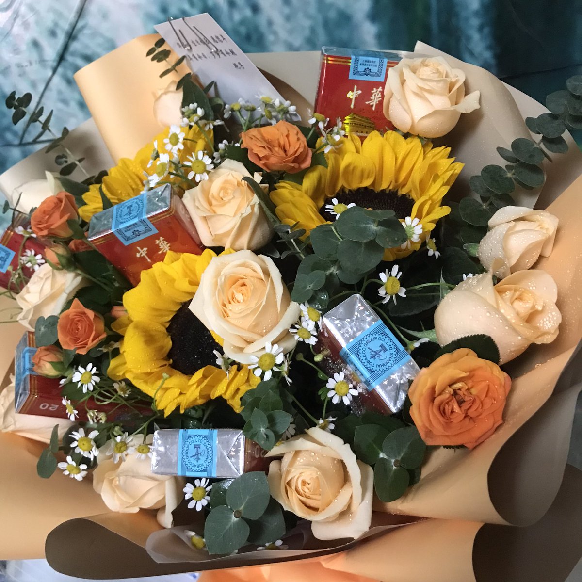 收到远方寄来的生日祝福花篮，非常喜欢和开心。花甲之年。