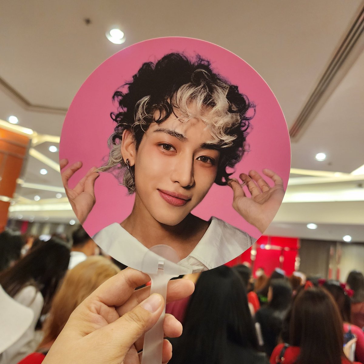 Love_LitChoke's tweet photo. อากาเซ่คนแจกก็สวย 
กอว ก็สวย
ขอบคุณค่ะ
#BamBamAREA52inBKK
#แบมแบม #BAMBAM #뱀뱀
#28Oct2023
#28ตค66 https://t.co/esAdcbhZby