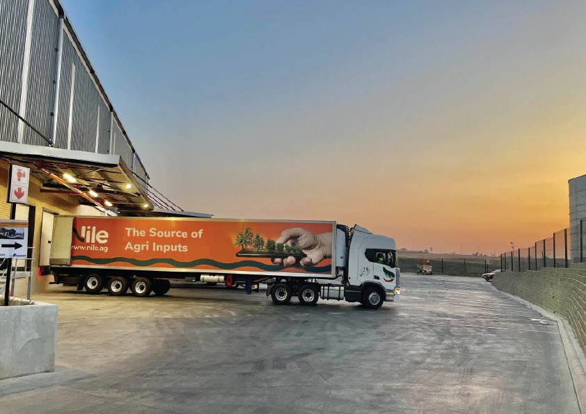 niledotag's tweet photo. https://t.co/ogkFwkq1dZ's Inputs Marketplace is here to simplify your farming logistics. Choose between farm delivery or Nile hub pickup – it's your call. And for orders over R500, enjoy FREE courier service! Streamline your farming journey at https://t.co/l2pFFrFca6. 🚚🌱#NileAg https://t.co/WcWbUKePlJ