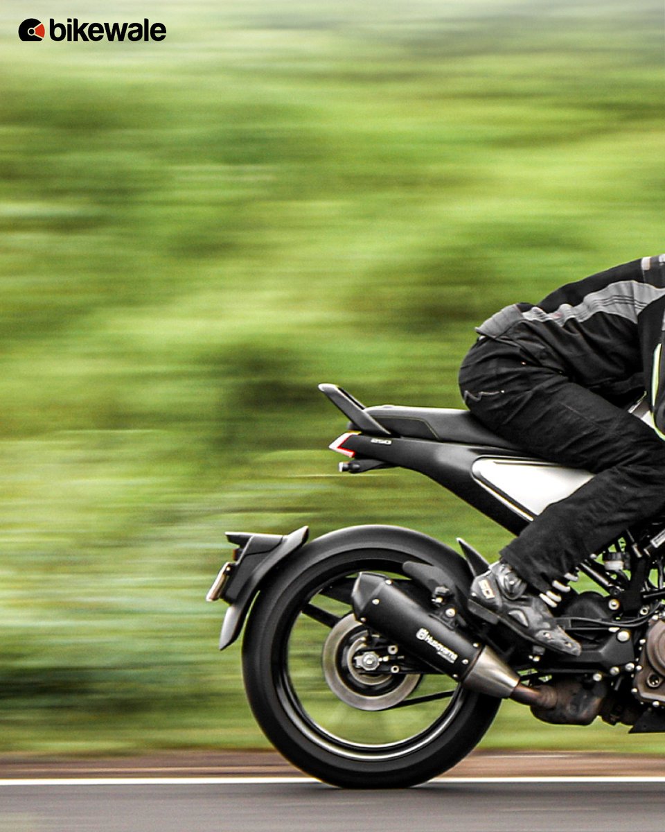 BikeWale's tweet photo. #Vitpilen250 is a stylish #caféracer made by #Husqvarna, and it uses the same engine as #KTMDuke250. It's equipped with a powerful 250cc engine. The bike has a cool design. Let’s check out the #imagegallery of the bike. Have you ridden the Vitpilen 250?

#BWPhotos https://t.co/KwdjtuyQ2d