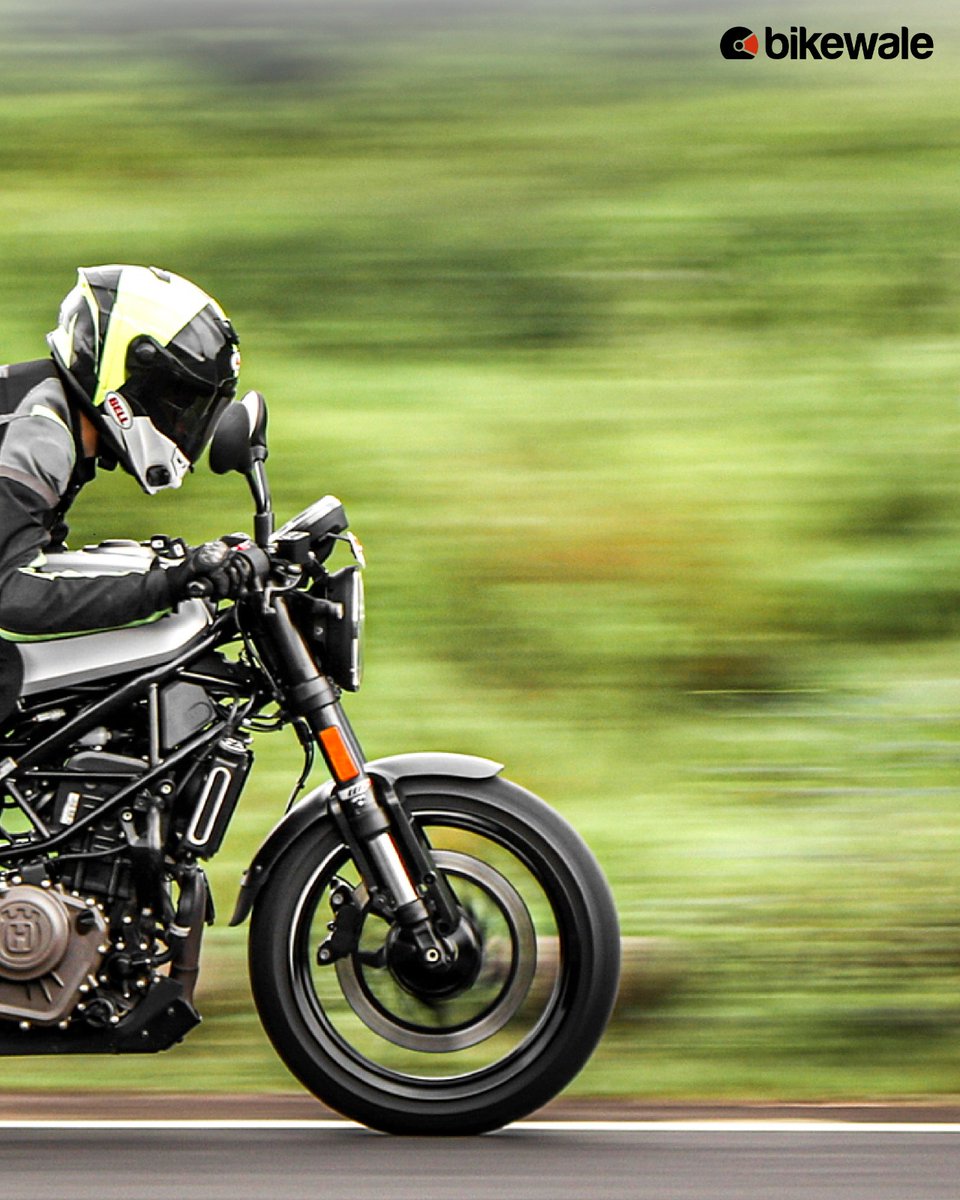 BikeWale's tweet photo. #Vitpilen250 is a stylish #caféracer made by #Husqvarna, and it uses the same engine as #KTMDuke250. It's equipped with a powerful 250cc engine. The bike has a cool design. Let’s check out the #imagegallery of the bike. Have you ridden the Vitpilen 250?

#BWPhotos https://t.co/KwdjtuyQ2d