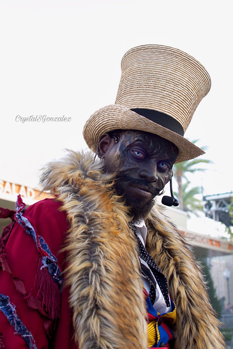 Dr. Oddfellow’s close-up. 

🔮
🪞
🪄
🎟️

🎃 @HorrorNightsORL #HHN32 
@NikonUSA #d5600 
@pixelmator #pixelmatorpro