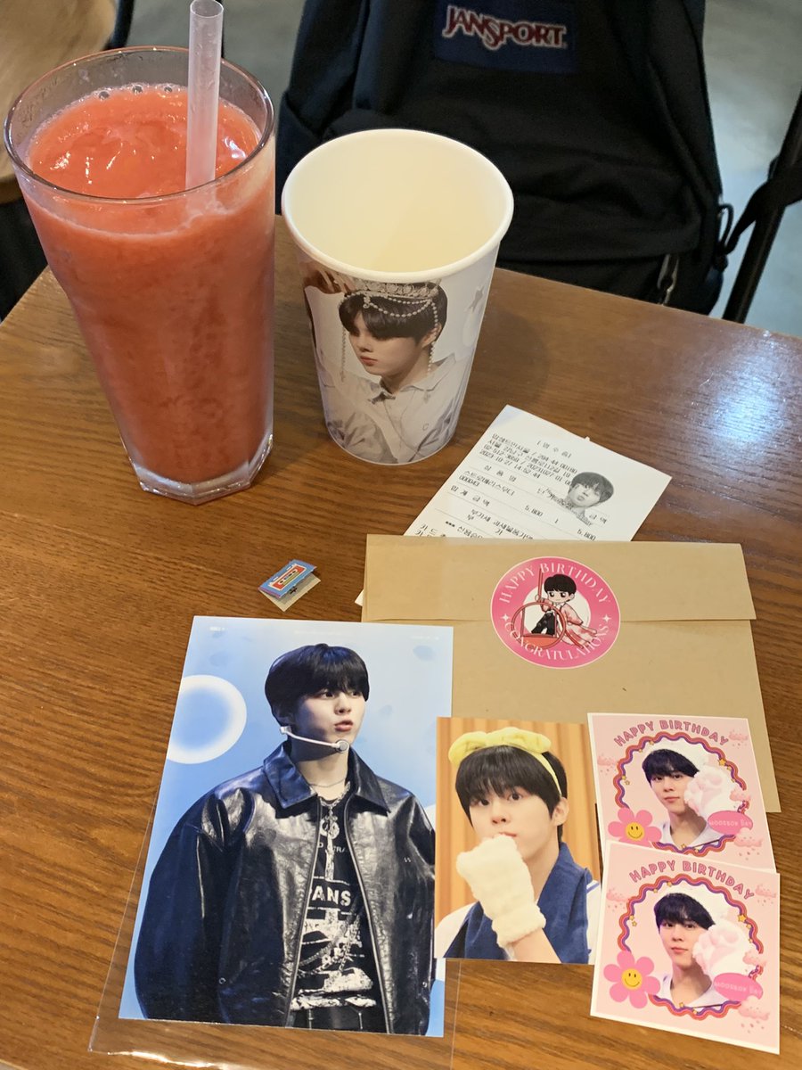kimzzalrang1027's tweet photo. 우석생카 압생트인서울 방문🩵
컵홀더 사진 넘 예쁘고👑🩵🩵 몰랐는데 말씀해주셔서 오랜만에 뽑기도 해봤다ㅎㅎ
5등 밤됐 스티커 당첨ㅎㅎ 즐거운 시간 보내고 왔습니다 카페 열어주셔서 감사해욤🩵🩵 우석아 생일 축하해!!! 🩵

#우석이가_조금더_행복했으면_좋겠어 #우석생카 https://t.co/rbCoxOWL3n