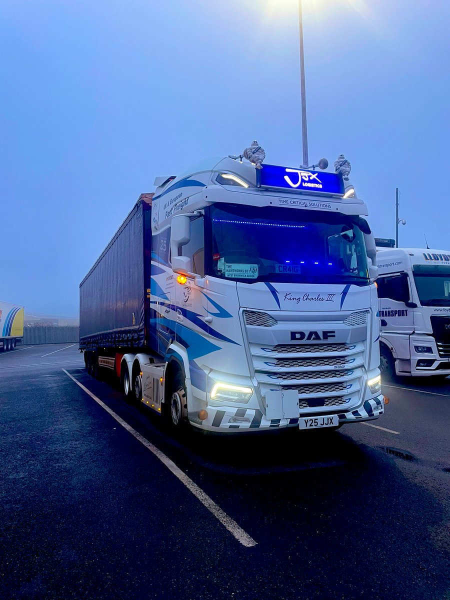 sidpickin81's tweet photo. Morning guys from #Chesterfield #truckstop yes its Saturday so off to tip in #SHEFFIELD then head back to the yard @JJXLogistics #princeofpensnett #mightyDAF #XG+ #loveyajob https://t.co/zYSfkjxLWE
