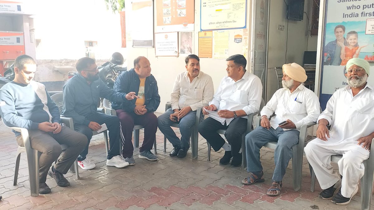 "दिल्ली अलवर फुलेरा ट्रेन" के सन्दर्भ में अलवर शहर #BJP विधायक <a href="/Sanjay4India1/">Sanjay Sharma</a> जी को ज्ञापन सौंपा गया, उनके द्वारा भरोसा दिलाया गया कि जल्दी ही इस विषय में वे अलवर बीजेपी सांसद <a href="/MahantBalaknath/">Yogi Balaknath (मोदी का परिवार)</a> जी के साथ रेलवे बोर्ड जाएंगे ! 🇮🇳 <a href="/IR_CRB/">RB CRB</a>  <a href="/narendramodi/">Narendra Modi</a> <a href="/AmitShah/">Amit Shah</a> <a href="/akhandanbk/">अखंडा🗿</a>
